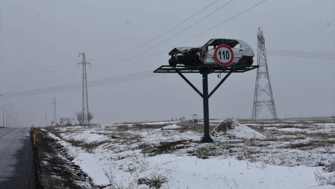 İbret olsun diye yol kenarına asıp sallandırdılar! Üzerine bir de tabela koydular 7